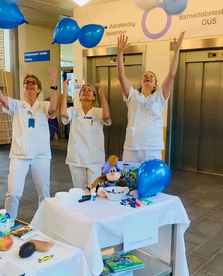 I dag er det verdens diabetes dag. Husk de fire T-er: Tørst, toalett, tynnere og trøtt! Har barnet ditt disse symptomene; oppsøk lege og sjekk blodsukkeret! Barnediabetesteamet på OUS markerte dagen med blå ballonger og stand i resepsjonen på Barnesenteret #WorldDiabetesDay
