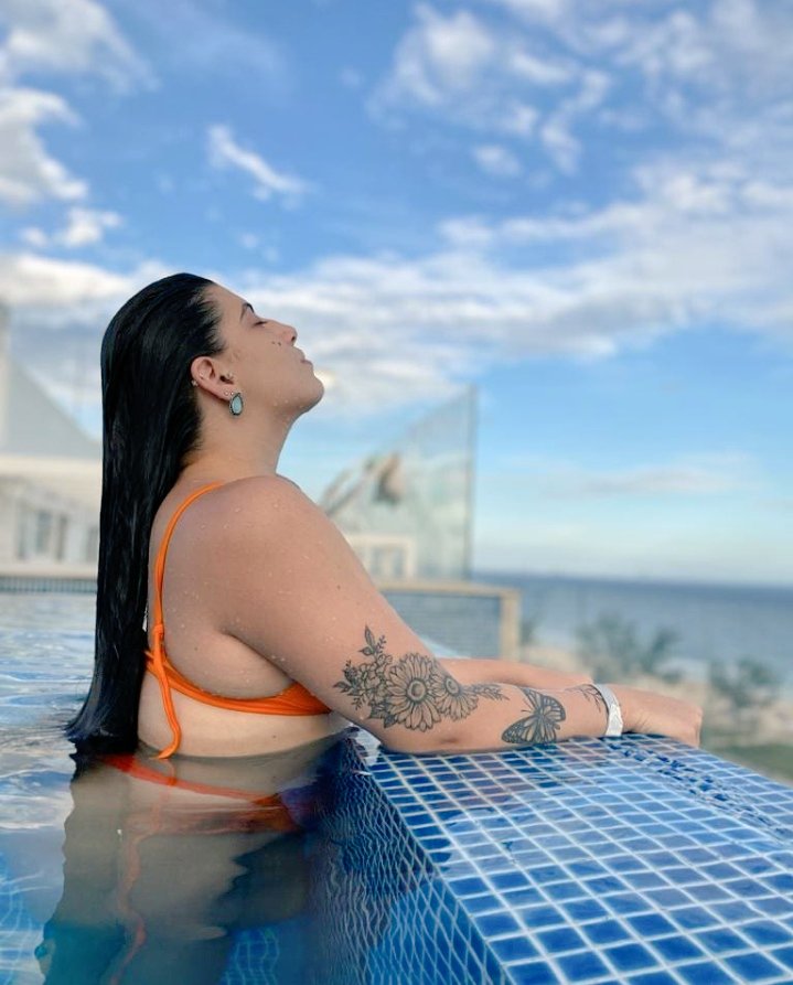 Siirahops's tweet image. She&apos;s got the looks, she&apos;s got the moves🍑 - she&apos;s got it all! What do you guys say about this hot pic of mine? 🔥 Reposts will be much loved ❤️ #TuesdayFeeling  #POOL #curveexploit #repost #follo4follo
