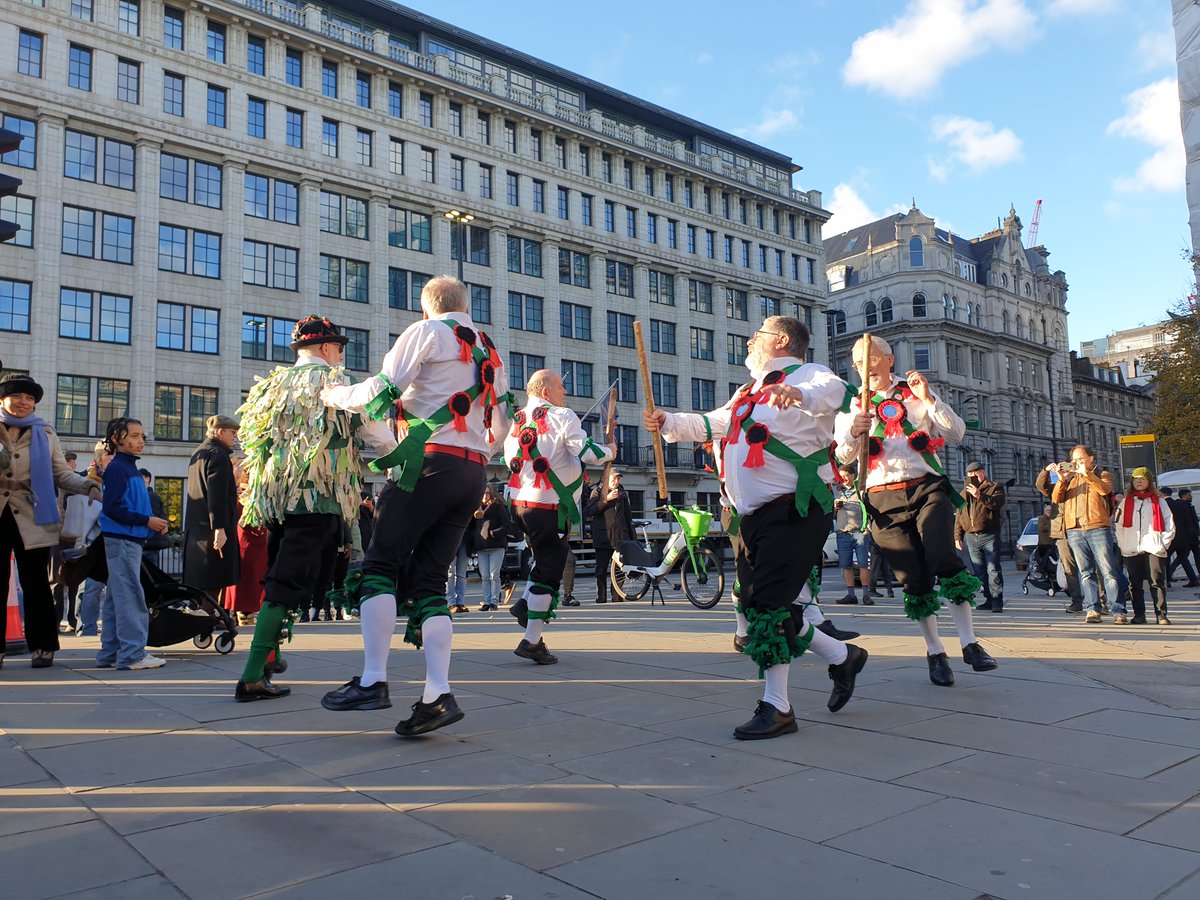 At the weekend Greensleeves entertained the crowds in Central London before &amp; after the Lord Mayor's Show procession with dances outside the Globe Theatre, on St. Peter's Steps and outside the Black Friar pub #LordMayorsShow #morrisdancing