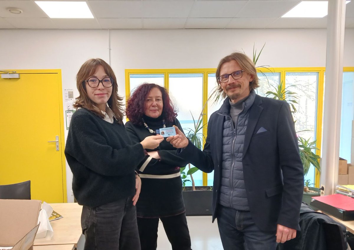 Et voilà ! Comme Clémence Bailliard, en tête de la liste alphabétique de nos Master 1, les étudiant.es <a href="/IjbaOfficiel/">IJBA</a> reçoivent leur carte de "journaliste en formation". Cette première est l'un des résultats concrets des #EGEFJJ menés en 2022-23 par <a href="/CEJournalisme/">Conférence des Écoles de Journalisme</a> !