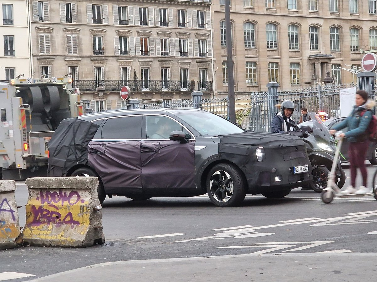 Is this a New Kia Sorento undergoing Road trials in Paris today? #kia #kiasorento #newkia #Carterton #Paris