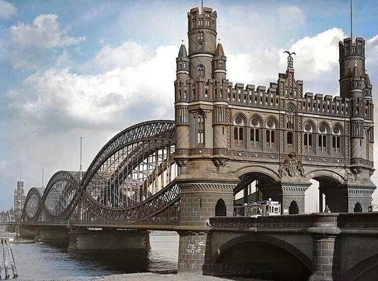 The best bridges are not just feats of engineering but works of art.

The most beautiful bridges in the world - a thread 🧵

1. The original Neue Elbbrücke Bridge, Hamburg, Germany (1887) - its neo-Gothic gateways were tragically removed in 1959 to widen the bridge.