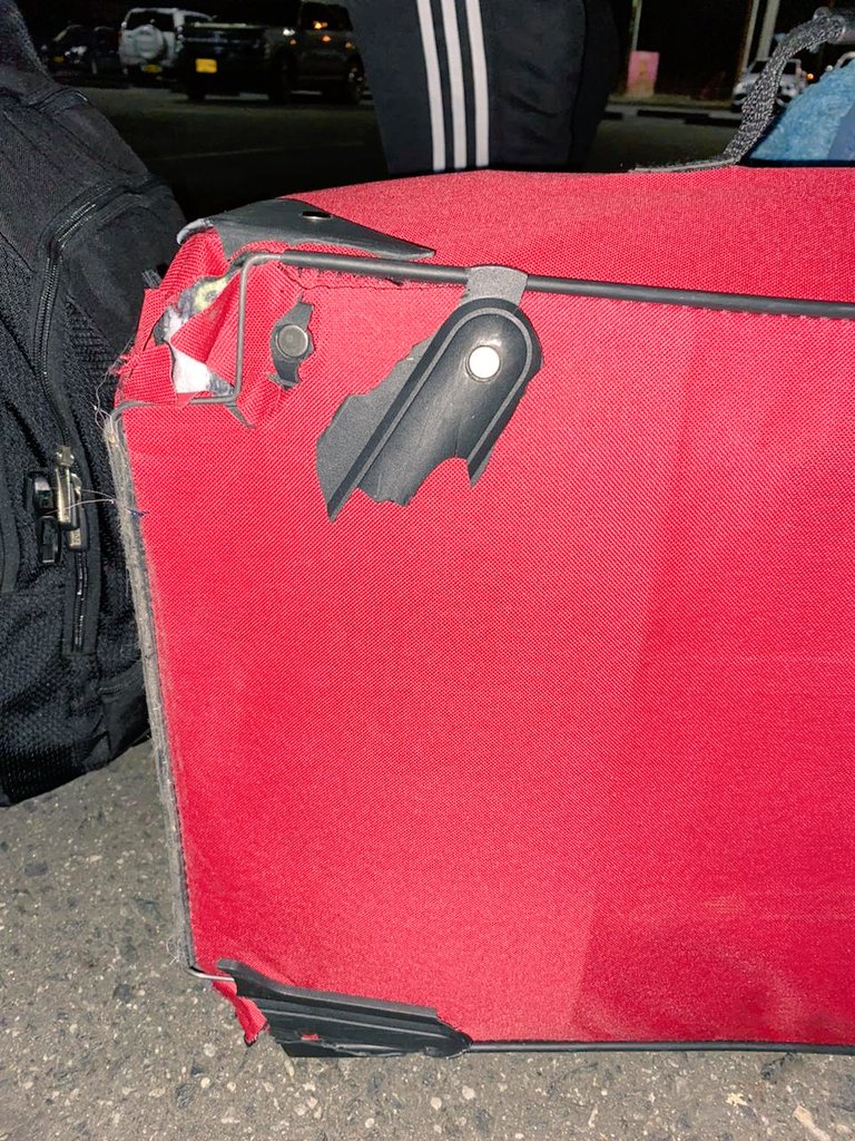 OtteloLee's tweet photo. Diario de viaje:
1. Viajar de Miami a Medellín.
2. Entregar en el counter de la aerolínea tus maletas nuevas.
3. Llegar a Medellín.
4. Recibir una de tus maletas nuevas sin ruedas, rota y sucia.
5. Preguntarle a @aviancaescucha sobre este caso. ¿Podrían ayudarme y responderme? https://t.co/6QGrxhVHNn
