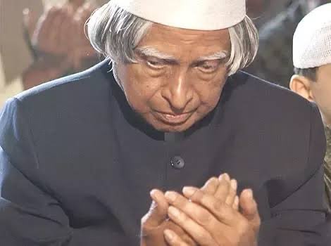 GEMS OF ABDUL KALAM:

We all know him as the Missile Man of India and one of the most secular President. But there’s another side to his secularism.

Was he actually a secular? Will let u all judge for yourself.

A detailed (THREAD) since many seemed to be interested.