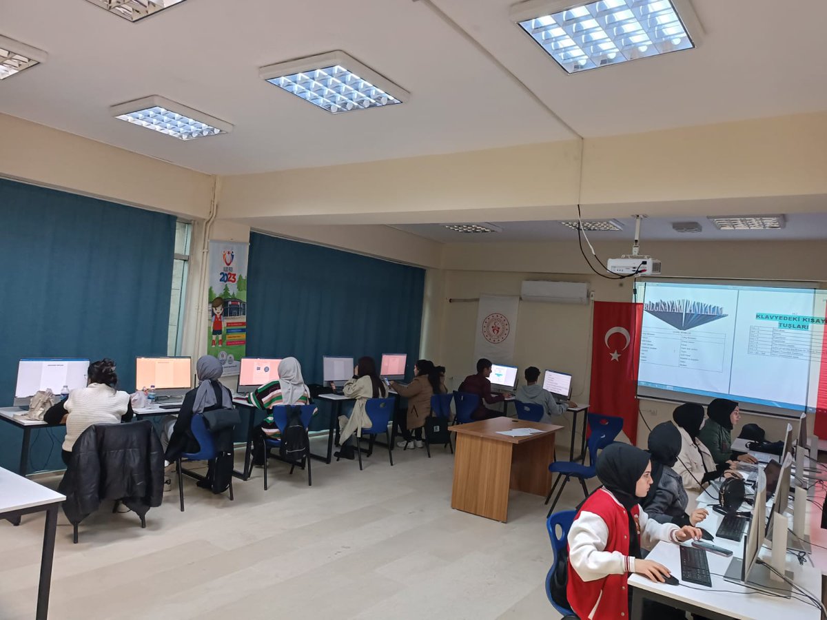 Siverek_GM's tweet photo. İnovasyon Atölyesinde Bilişim teknolojileri eğitimlerimiz verimli bir şekilde devam ediyor
#GSBGM
@OA_BAK 
@gencliksporbak https://t.co/Ub1TI4lPrX