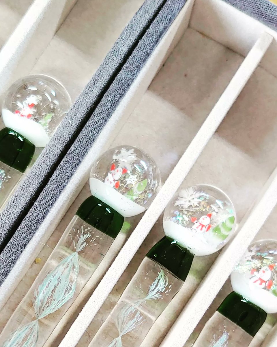 ナガサワ梅田茶屋町店の「万年筆サミット2023」で、スノードームのガラスペンを販売します。
直径約22ミリのスノードームが先端についたデザインのガラスペンです。
見るだけでも、是非！
#ガラスペン #スノードーム