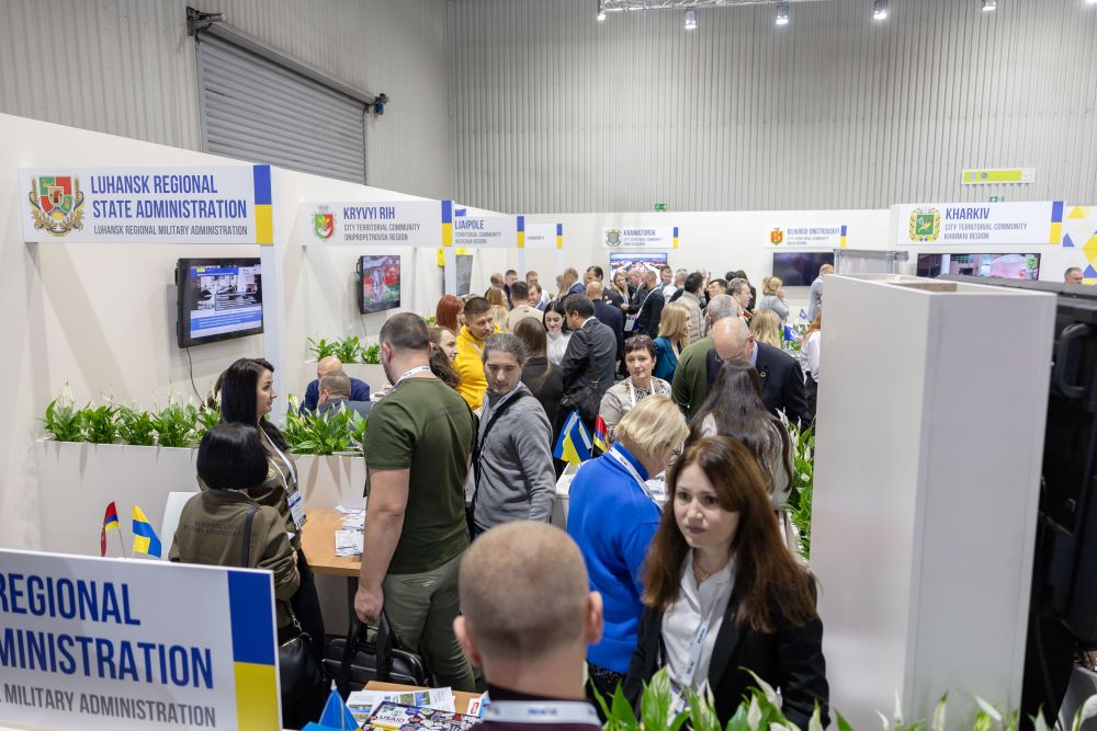 Team Finland (@teamfinlandfi) on Twitter photo Suomella on paljon annettavaa Ukrainan uudelleenrakentamiseen: verkostomme ja todella kattava yritysdelegaatio osallistuu parhaillaan Varsovassa järjestettävään #ReBuildUkraine -tapahtumaan. 🇺🇦 🇫🇮 🇵🇱
@businessfinland <a href="/FinnveraFi/">Finnvera</a> <a href="/kauppapol/">Kauppapolitiikka</a> <a href="/Ulkoministerio/">MFA Finland 🇫🇮</a> <a href="/EastChamFi/">EastCham Finland</a> <a href="/RTryfi/">Rakennusteollisuus RT</a> Suomella on paljon annettavaa Ukrainan uudelleenrakentamiseen: verkostomme ja todella kattava yritysdelegaatio osallistuu parhaillaan Varsovassa järjestettävään #ReBuildUkraine -tapahtumaan. 🇺🇦 🇫🇮 🇵🇱
@businessfinland <a href="/FinnveraFi/">Finnvera</a> <a href="/kauppapol/">Kauppapolitiikka</a> <a href="/Ulkoministerio/">MFA Finland 🇫🇮</a> <a href="/EastChamFi/">EastCham Finland</a> <a href="/RTryfi/">Rakennusteollisuus RT</a>