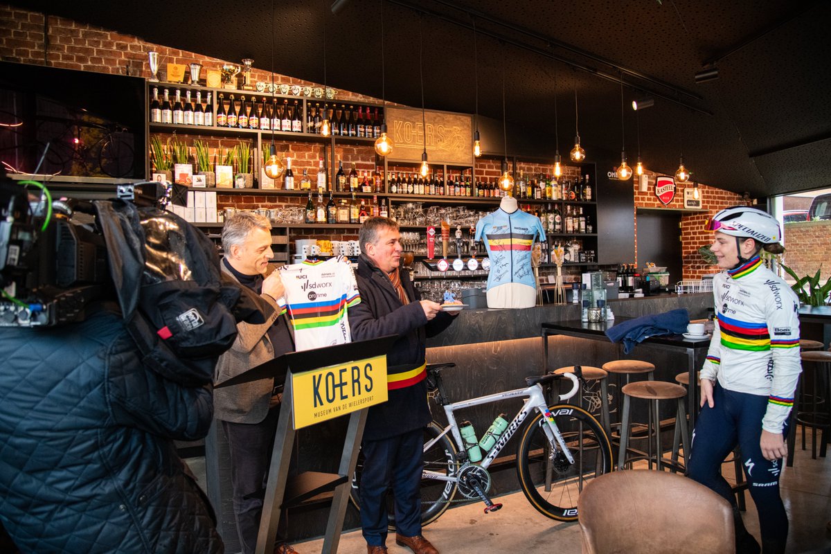 A mural of @lottekopecky as world champion was made by <a href="/KOERSmuseum/">KOERS. Museum van de Wielersport</a>. Lotte unveiled the mural herself on the Koppenmuur. “These are very busy times at the moment, but for me it is quite an honour to be on this wall. The fact that, as a still active rider, I am already on this