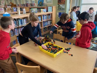 LBESlibrary's tweet image. Makerspace experiments! Himalayas, erosion, earthquakes, plate tectonics! #Thrivein65 #LB65