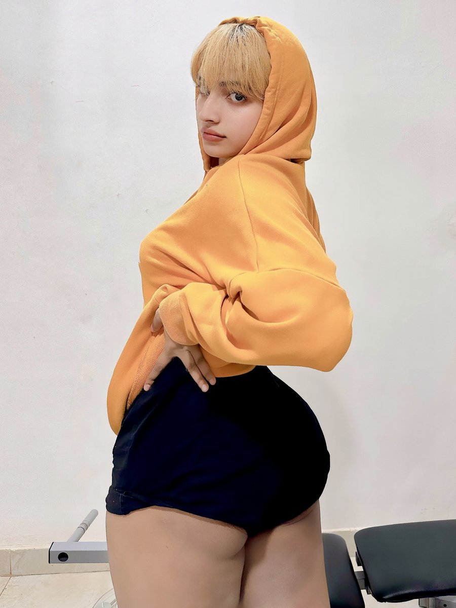 zorileets's tweet photo. RT if you want some bussy tonight https://t.co/qUrrFn3jIq