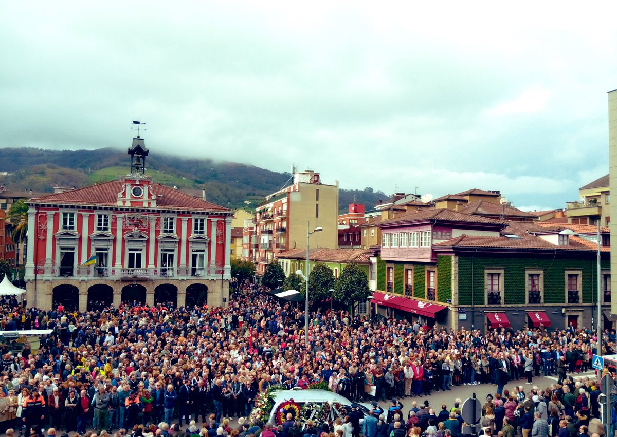 jorgeanegon's tweet image. Cuando un concejo se paraliza para despedir a su alcalde, es por algo.

#Mieres despide a una buena persona que conecto con su pueblo.

España necesita más personas como #AnibalVazquez en sus instituciones.

Un abrazo a sus compañeros @AytoMieres , amigos y familiares. 🖤