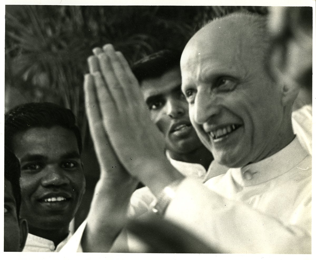 Hace 43 años nacía el Servicio Jesuita a Refugiados <a href="/JesuitRefugee/">JRS International</a> como respuesta global a una necesidad global de acompañar, servir y defender a personas en movilidad forzosa. Hoy celebramos esa visión, sensibilidad y respuesta, gracias a Arrupe que hoy tb cumpliría 116 años.