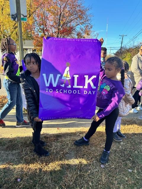 pcps_va's tweet image. Lakemont Elementary honored Ruby Bridges' historic walk to desegregate schools by hosting its Walk to School Day this morning.  What a wonderful turnout of families, students, and staff wearing their purple 💜 to chant and cheer in honor of this day! #RubyBridges #WalkToSchoolDay