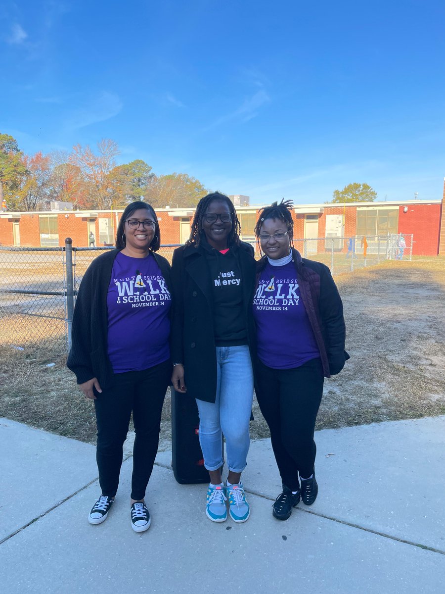 pcps_va's tweet image. Lakemont Elementary honored Ruby Bridges' historic walk to desegregate schools by hosting its Walk to School Day this morning.  What a wonderful turnout of families, students, and staff wearing their purple 💜 to chant and cheer in honor of this day! #RubyBridges #WalkToSchoolDay