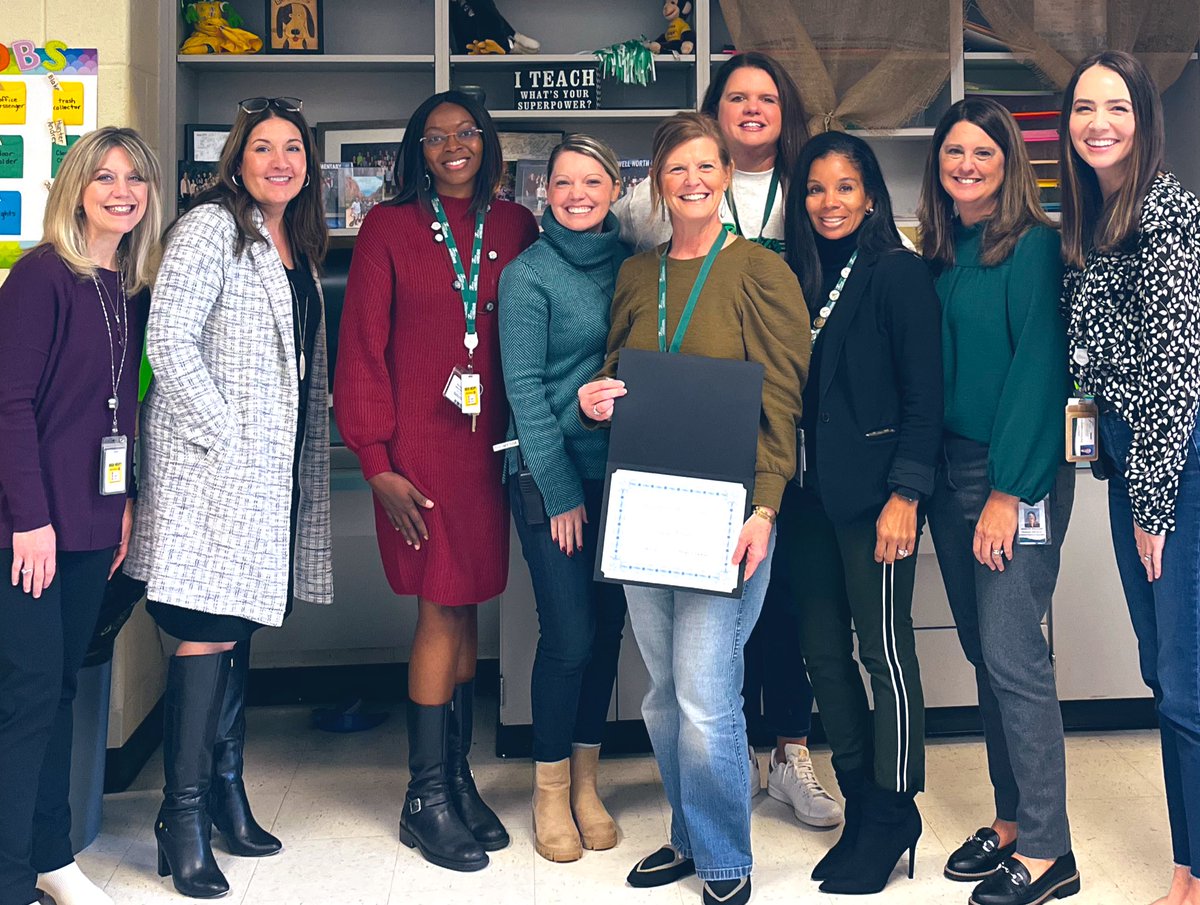 Congratulations to @jancy_reavis & Mrs. Harrison! They were awarded certificates of excellence during today’s site visit w @FultonZone5 for outstanding tier 1 instruction! 💚 #RNEGreatThings @RNEprincipal @Mrs_ThompsonCST @RNEAPWagner @d_kinoshita1 @ergle_angela @TyherronaGosse