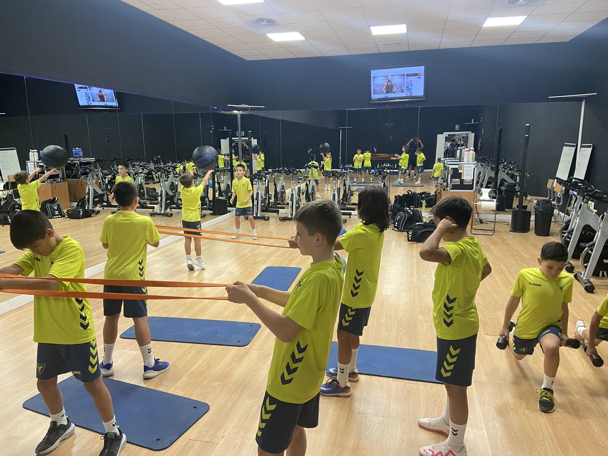 🏋️‍♂️Es un lujo poder realizar 3 sesiones de entrenamiento en campo + 1 sesión de trabajo en UCAM SPORT CENTER.

🧑🏽‍💻Nuestros jugadores realizan un trabajo específico y controlado por todos nuestros preparadores físicos,  para la mejora de su rendimiento a largo plazo.

#CanteraUCAM