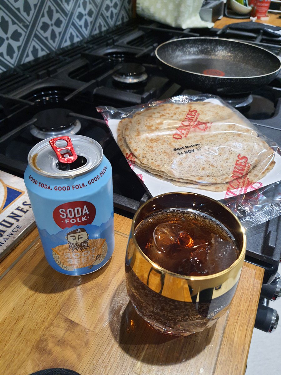 Sausage and egg oatcakes tonight. Chef's dram is a <a href="/whiskybroker/">Whiskybroker.co.uk</a> Caol Ila and a <a href="/SodaFolk/">Soda Folk</a> root beer. #getinmabelly