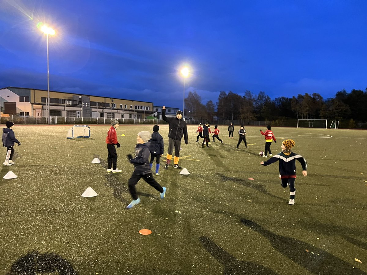FCMotorNBGDSued's tweet photo. Das DFB Mobil des LFV MV war heute bei unserer E-Jugend auf dem Datzeberg.
Die Kids hatten riesig Spaß und haben viel Neues gelernt.
Vielen Dank nach Rostock zum LFV für die Unterstützung! https://t.co/8mCmNHqow8
