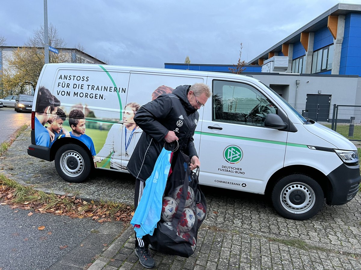 FCMotorNBGDSued's tweet photo. Das DFB Mobil des LFV MV war heute bei unserer E-Jugend auf dem Datzeberg.
Die Kids hatten riesig Spaß und haben viel Neues gelernt.
Vielen Dank nach Rostock zum LFV für die Unterstützung! https://t.co/8mCmNHqow8