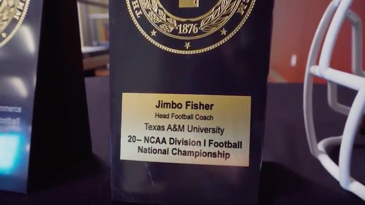 Alex_Day14's tweet photo. It was funny in 2018 when they gave it to him, and it’s even funnier now.  

The Jimbo Fisher future Texas A&amp;M National Championship Trophy should forever live in the College Station trophy room🏆 https://t.co/qRX7AqdVsU