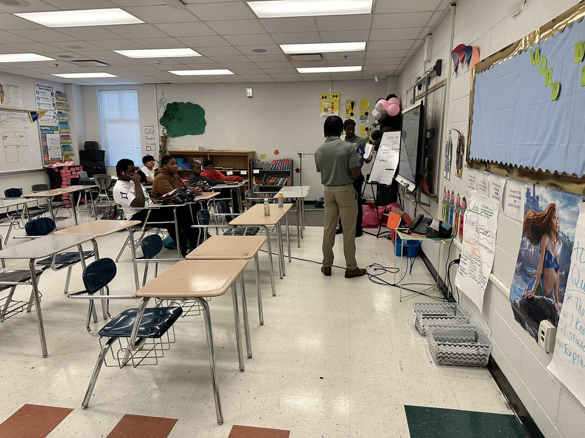 kleslieabel's tweet photo. Great Day at Gibbes Middle School for Real Men Read Day!! Brothers in Unity from Benedict College in partnership with R1 Dropout Prevention and Mentoring Services! https://t.co/yASwtZL9dr