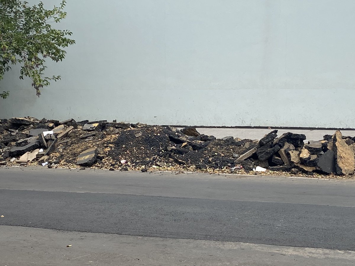 macamino's tweet photo. A casi una semana de haber venido a re pavimentar en la calle Bahía de todos los santos, NO han venido a limpiar el escombro que dejaron invadiendo zona de estacionamiento en vía pública 
@SOBSECDMX @AlcaldiaMHmx @mauriciotabe será posible que lo vengan a limpiar https://t.co/FBNZ7RcPjN