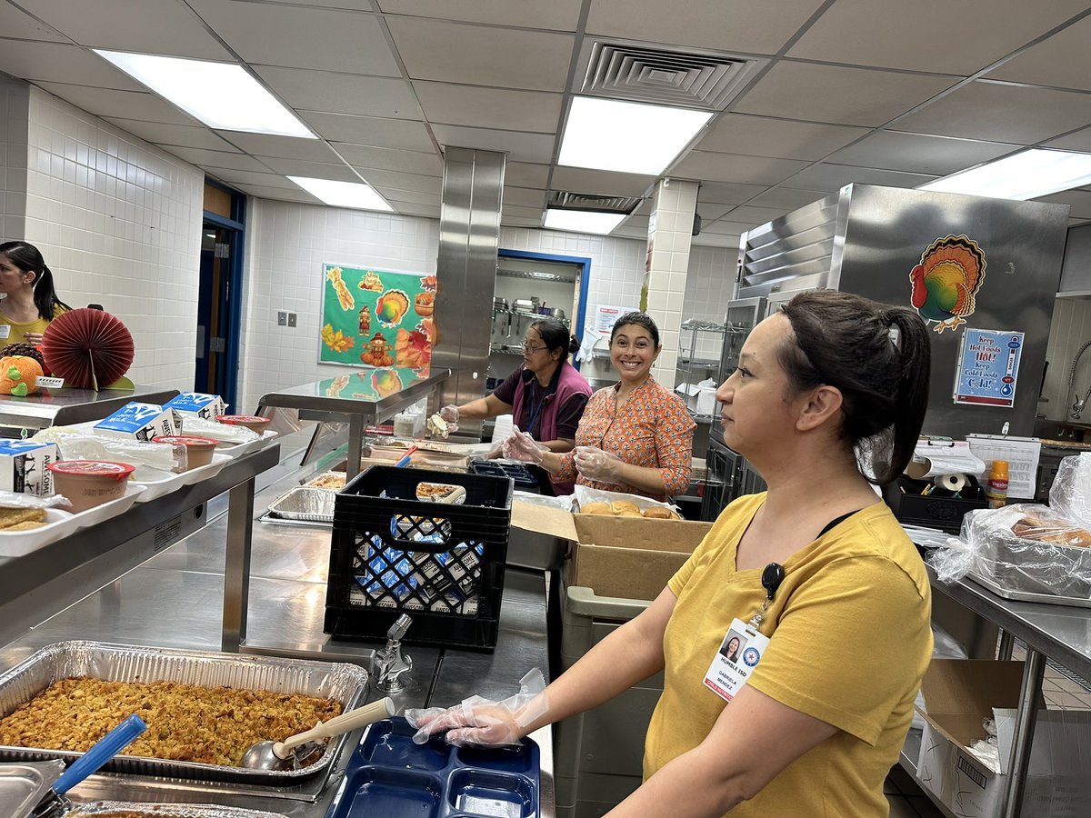 LEThomas_ECE's tweet photo. Great lunch today volunteering &amp; serving PK families @HumbleISD_ECC during today’s Thanksgiving Feast! Thank you @HumbleISD nutrition for the free lunch! @Barela_ECE @HumbleISD_PREK #play4prek #prekexplorers #timeforgiving #haircnethair 🦃🍁🍂 https://t.co/bioo6VoKM3