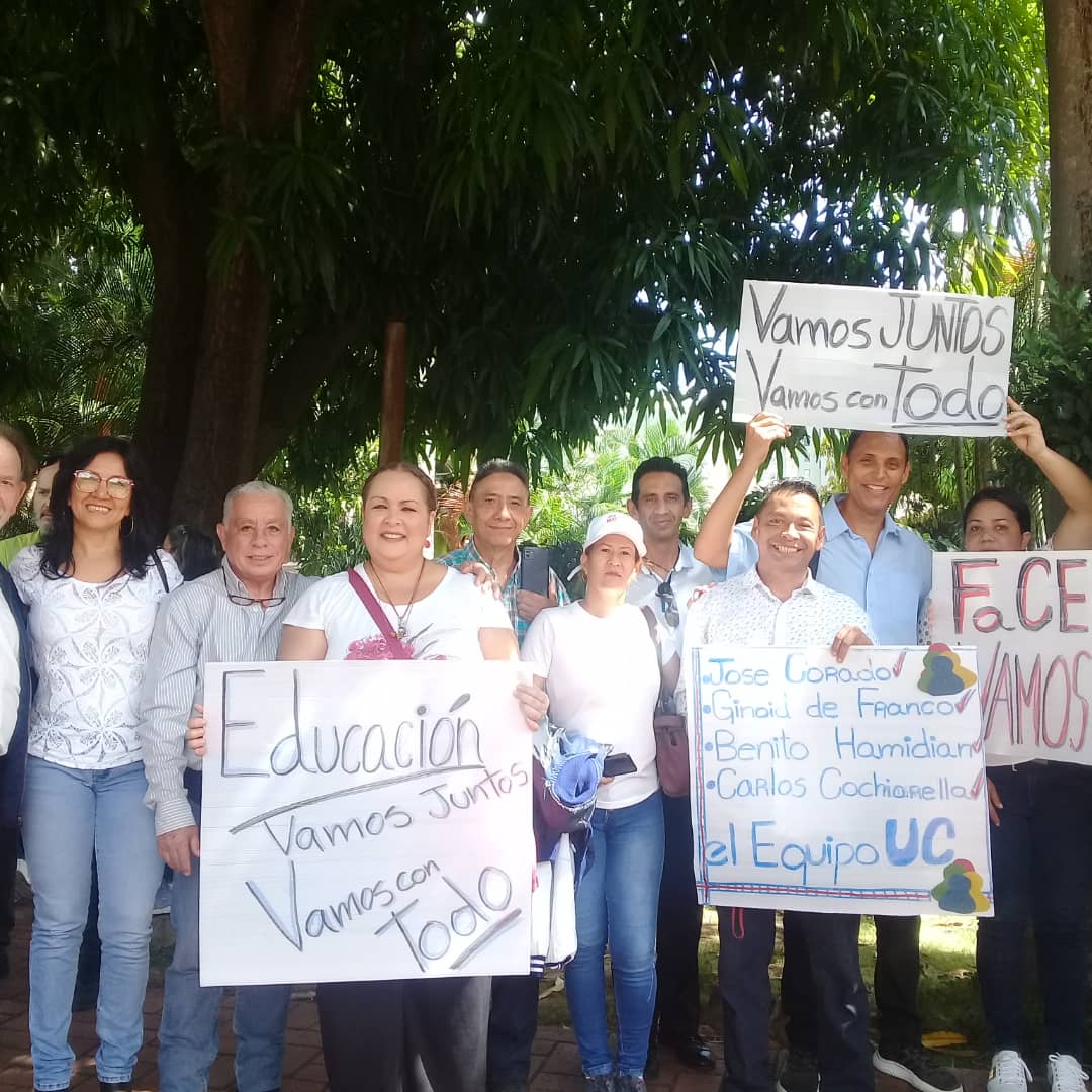 LilianaCMY's tweet photo. #UniVe #Ucistas concentrados en el patio del Rectorado rechazamos la suspensión de elecciones Universitarias y sumamos nuestras voces en defensa de la #AutonomíaUniversitaria vamos juntos #VamosConTodo Viva la U! 🙌 🇻🇪 https://t.co/1EdGRhWemw
