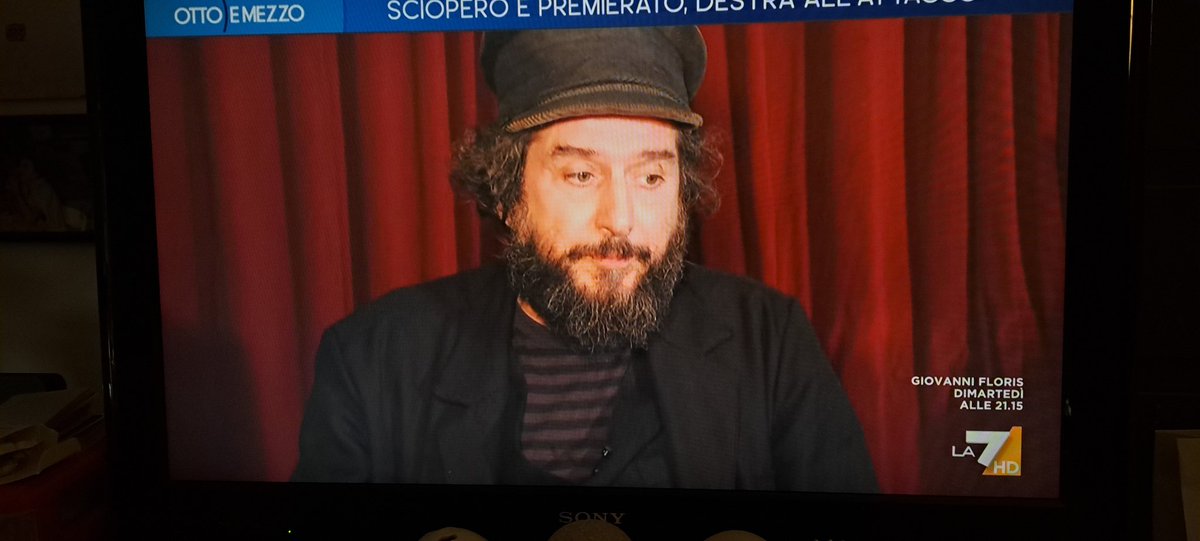 Grande #Capossela: si votano forze che fanno "un intenso lavoro sulla paura" e "non lavorano sulla speranza". 
#ottoemezzo