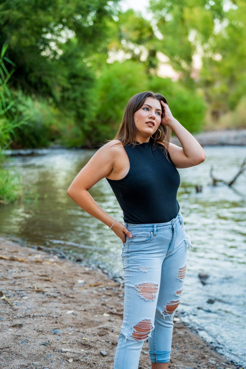 Senior sessions with outfit changes make a huge difference in photos and creates more variety! #seniorsession #cavecreekphotographer