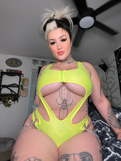 Skip work, come hang in bed with me 👅 https://t.co/AEigbdkWGD