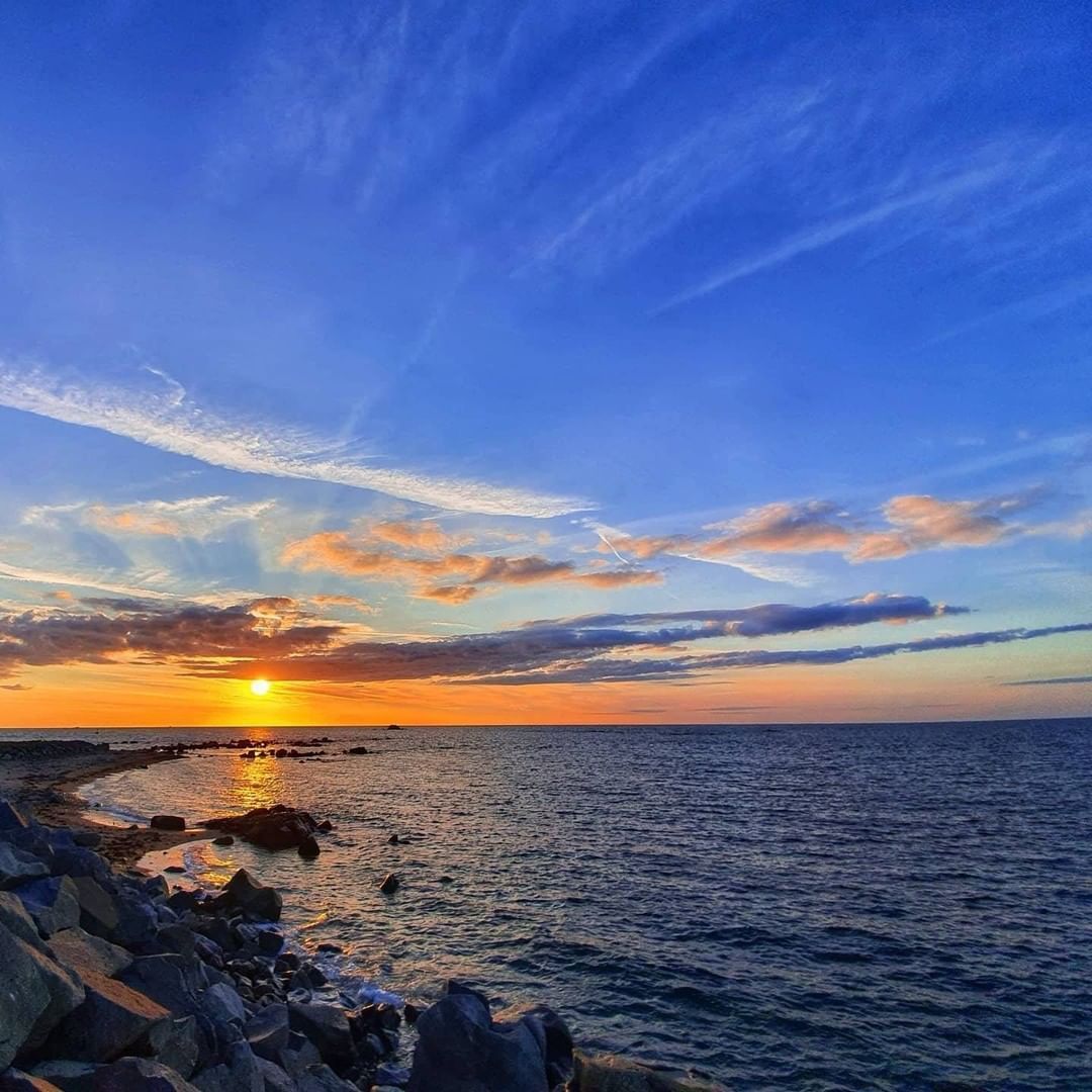 Those Cobo sunsets in Guernsey, Channel Islands 🌅 📷 madd.madds
#guernsey #channelislands #guernseylife #visitguernsey #islandlife #guernseytogether #guernseyliving #locateguernsey #jersey #stpeterport #loveguernsey #island #guernseydaily #sunrise #guernseybusiness #herm #sky