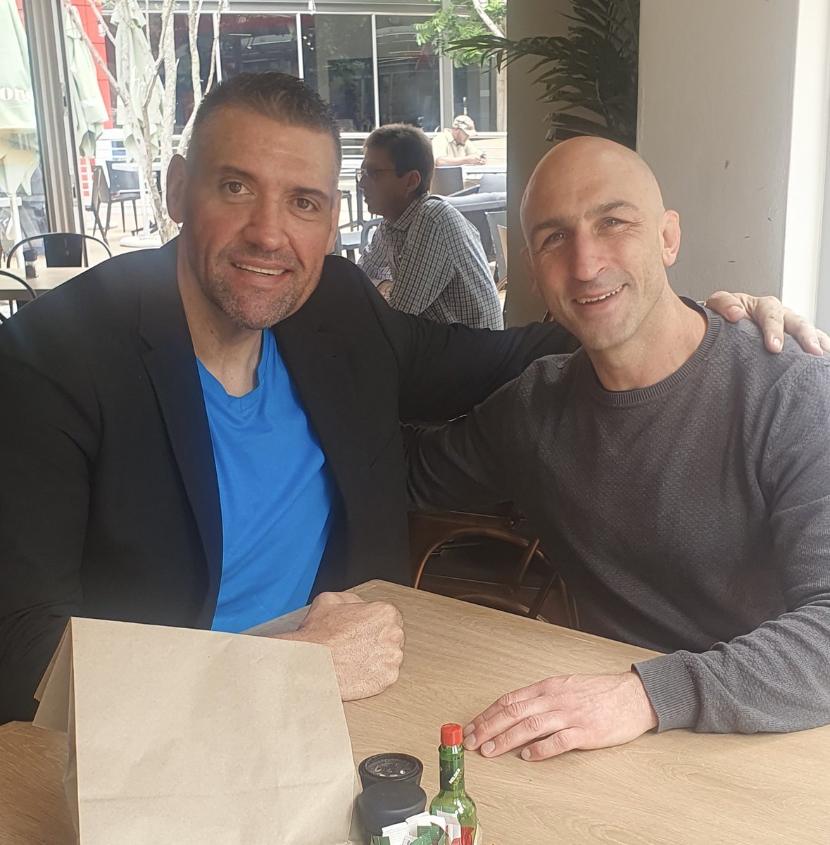 Love this ☺️

@KiebieSmith recently became the first South African player to publicly reveal his diagnosis of early onset dementia & probable CTE.

Progressive Rugby’s Ben Pegna happened to be going to 🇿🇦 and made time to catch up with Kiebie over breakfast 🍳🥓

#cultureofcare