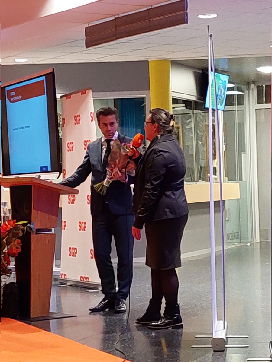 Dank <a href="/SGPnieuws/">SGP</a> en <a href="/chris_stoffer/">Chris Stoffer</a> om <a href="/GerdienLassche/">Gerdien Lassche</a> in het zonnetje te zetten voor de broodnodige aandacht voor het gezin (en onderwijs) namens <a href="/gezinsplatform/">GezinsPlatform.NL</a> en <a href="/ROVereniging/">ROV</a> !