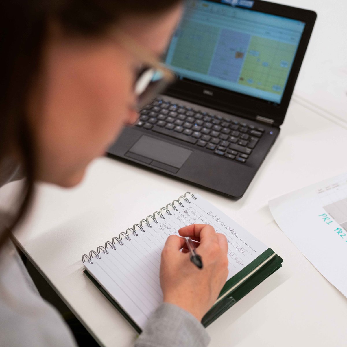 Research by UO accounting professor Steven Matsunaga and coauthors examines how CEOs gather information to make predictions about a company's future earnings, focusing on whether the size of a CEO's network has an impact on the accuracy of their forecasts: uobiz.co/matsunaga-1123