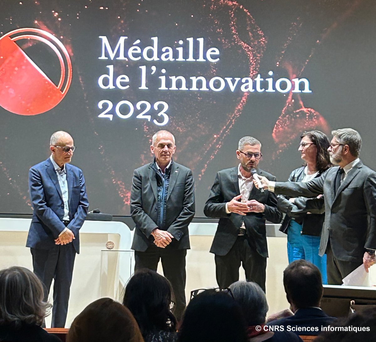 #TalentsCNRS 🏅| Marc Antonini, chercheur au @Laboratoire_I3S, se voit remettre la médaille de l'innovation 2023. Découvrez dans son portrait sa folle capacité à transformer sous forme moléculaires des #données initialement #binaires ➡️ youtube.com/watch?v=tpHHj0…