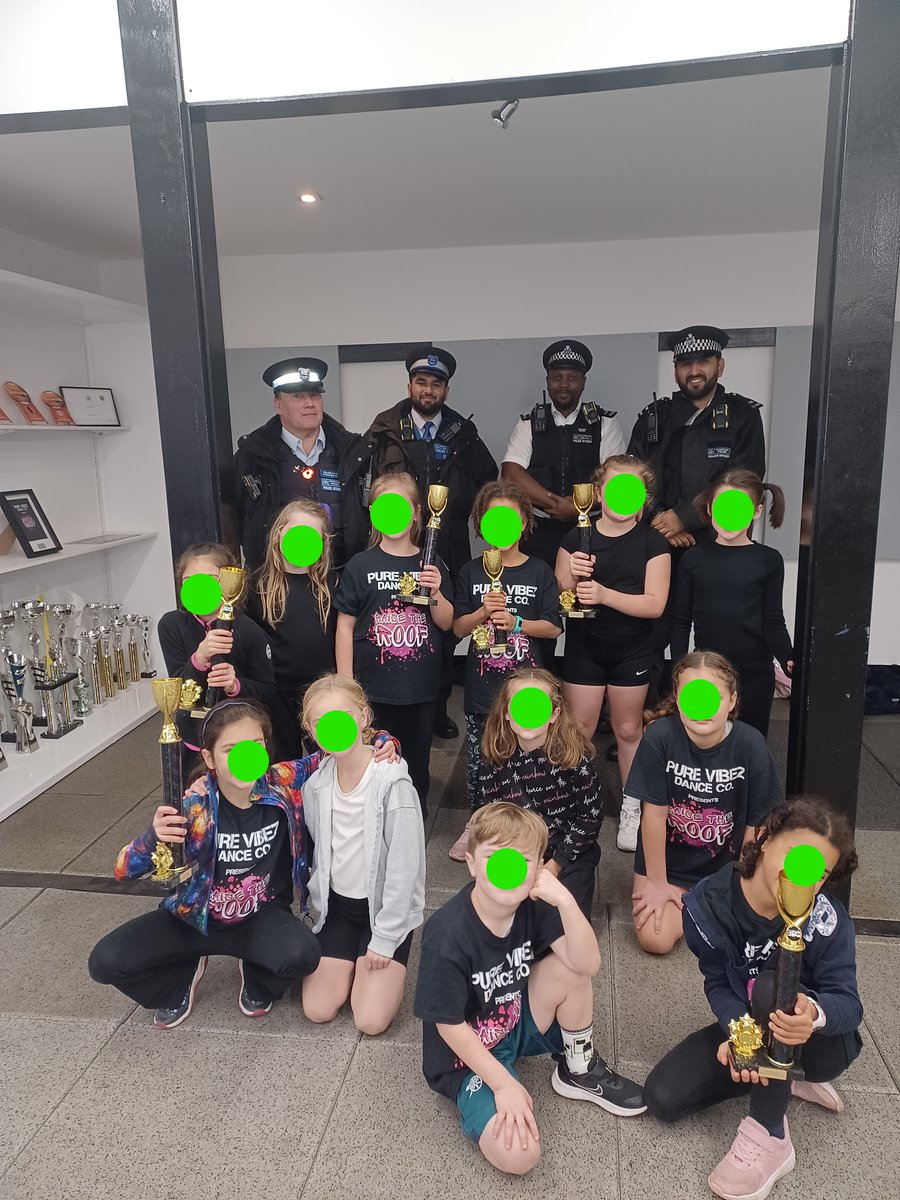 Officers from Worcester park North and North Cheam SNT visited #purevibezDance for community engagement, at Green Lane, Worcester Park. nextdoor.co.uk/city/post/1759… via <a href="/Nextdoor_UK/">Nextdoor UK Support</a> 💃💃💃
