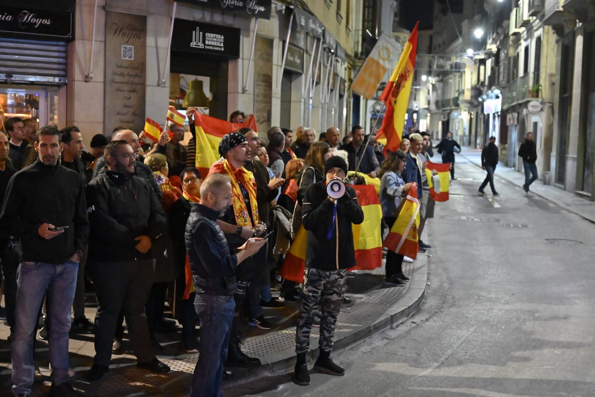 vox_malaga's tweet photo. ✅Movilización Permanente una noche más, protestando en contra de la amnistía frente a la sede socialista en Málaga.

#EspañaDespierta https://t.co/9s76FkqaeQ