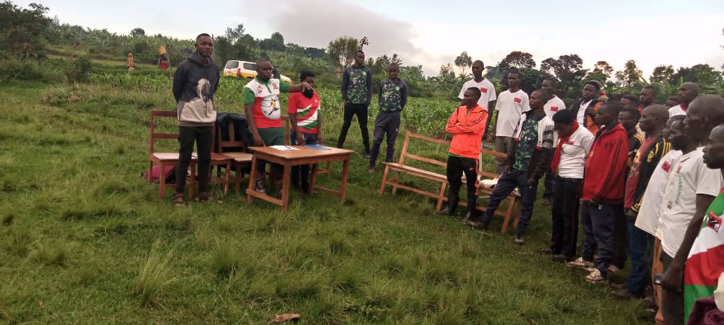 BdiSayangana's tweet photo. Mu ntumbero yo gukomeza umugambwe @CnddFdd biciye kumuhari w'Imbonerakure, Bosco Yakaremye atwara urwo rwaruka n'icegera ciwe yaganiriye kuruyu mugoroba n'indongozi z'imbonerakure ku mitumba no mu bucimbiri bo muri zone #Makaba, #Mugomera na #Mubuga. 1/n
#Burundi @cnddfddkayanza https://t.co/mjBSU41BQO