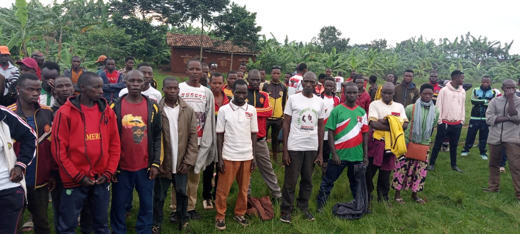 BdiSayangana's tweet photo. Mu ntumbero yo gukomeza umugambwe @CnddFdd biciye kumuhari w'Imbonerakure, Bosco Yakaremye atwara urwo rwaruka n'icegera ciwe yaganiriye kuruyu mugoroba n'indongozi z'imbonerakure ku mitumba no mu bucimbiri bo muri zone #Makaba, #Mugomera na #Mubuga. 1/n
#Burundi @cnddfddkayanza https://t.co/mjBSU41BQO