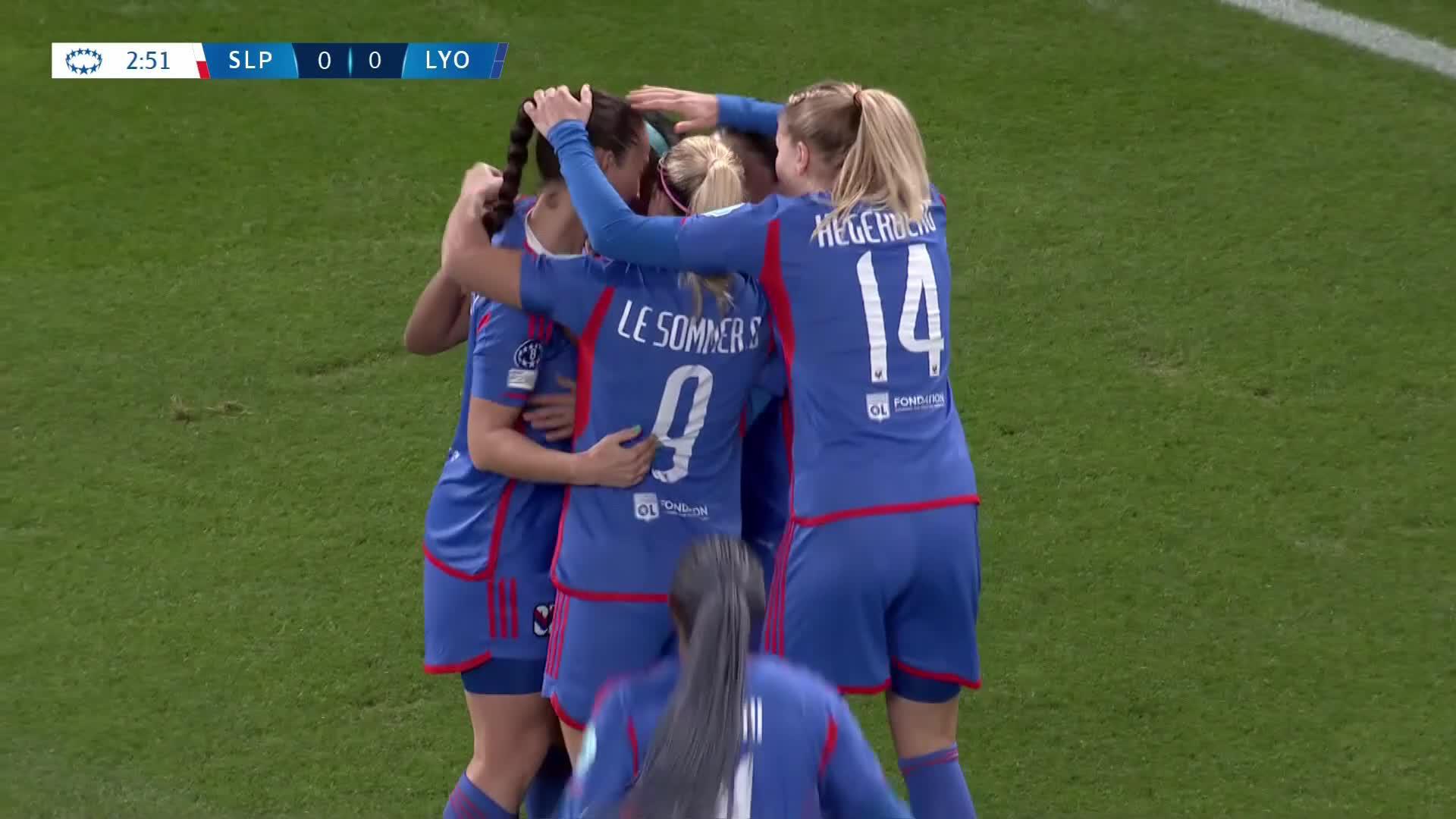 Lyon in the lead ⚡Sara Däbritz puts away the first shot of the game for the French side!🏴󠁧󠁢󠁥󠁮󠁧󠁿 🎙️ 👉  🎙️ 👉  🎙️ 👉