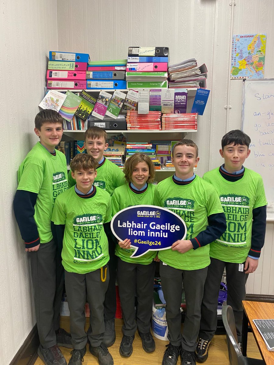 Grúpa daltaí ón gCéad Bhliain ag baint taitneamh agus tairbhe as imeachtaí #Gaeilge24 inniú!

An téama atá ag #Gaeilge24 i mbliana ná "Todhchaí na Gaeilge" agus is feidir a rá le cinnteacht go bhfuil todhchaí gheal i ndán do na daltaí díograiseacha seo! Maith sibh go léir! 💚🌟👏