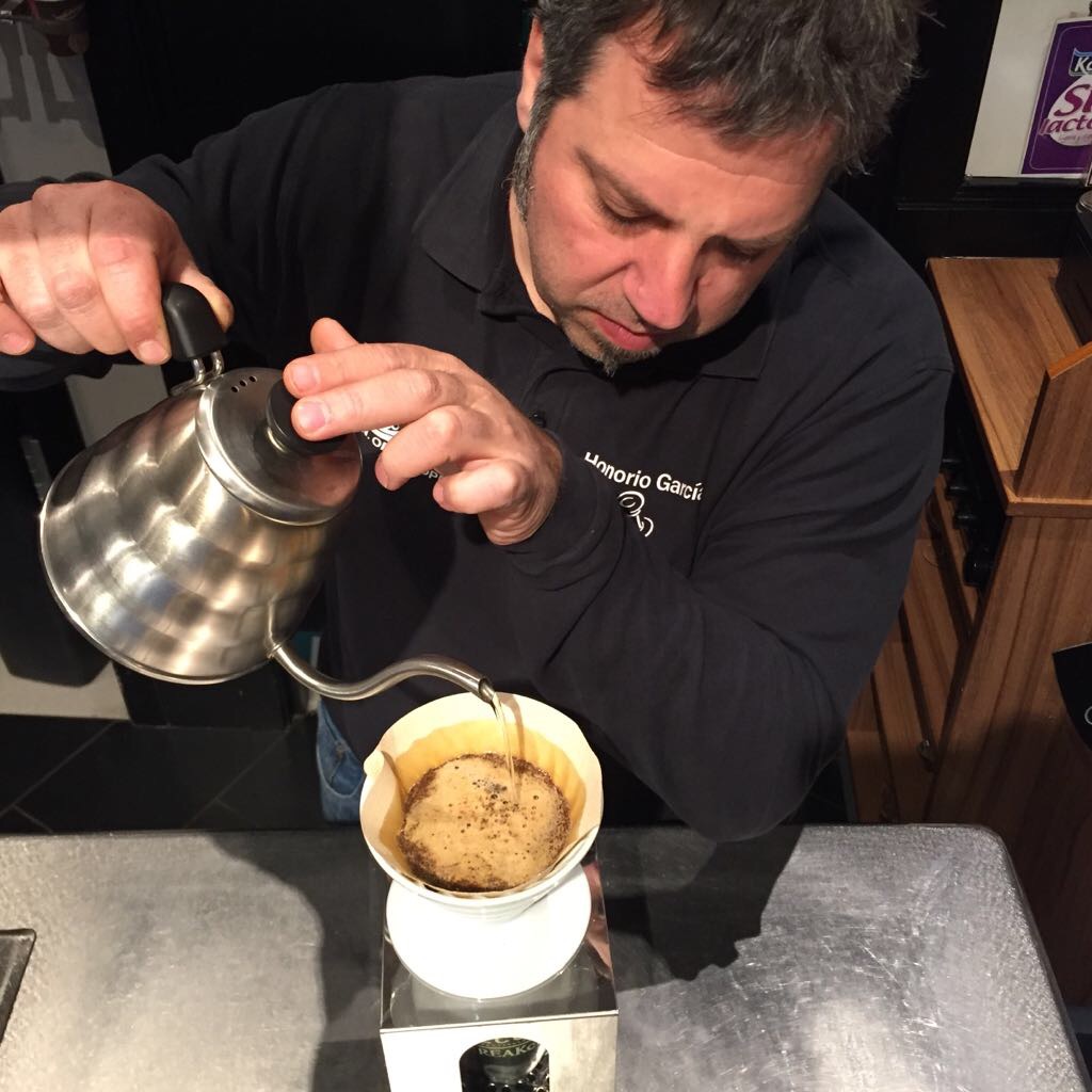 En este contenido analizo los principales estudios experimentales y metaanálisis de los mismos que constatan un efecto ergogénico del café: incremento del rendimiento físico aeróbico y de fuerza.
neumologofelixmartinsantos.com/efecto-ergogen…