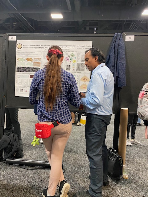 🇨🇱 Mi amigo y 2023 Launch Awardee @leonardoaparrar is a very busy man, as *everyone* wants to hear about his work 'Serine-129 phosphorylation of a-synuclein is an activity-dependent trigger for physiologic protein-protein interactions and synaptic function'. @ParkinsonDotOrg