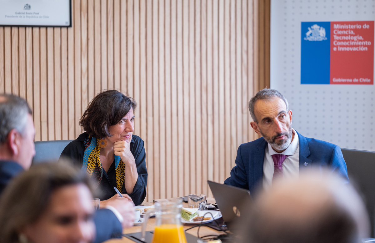 min_ciencia's tweet photo. ¡Chile en camino a ser estado miembro asociado del @CERN! ⚛️ 

Este martes llegó a Chile el asesor senior de Relaciones Internacionales del #CERN, Salvatore Mele, quien fue recibido por los ministros de #Ciencia, @Aisen_Ministra, y de @MEconomia, @Nico_Grau, además de representantes de la industria tecnológica nacional. 

📌 Durante el encuentro, Mele se refirió a los desafíos y oportunidades de transformarse en miembro asociado para la industria chilena, lo que significaría un importante avance tanto en el crecimiento de la ciencia y tecnología desarrollada en el país, como para la inversión, experiencia y colaboración tanto dentro como fuera de nuestras fronteras.