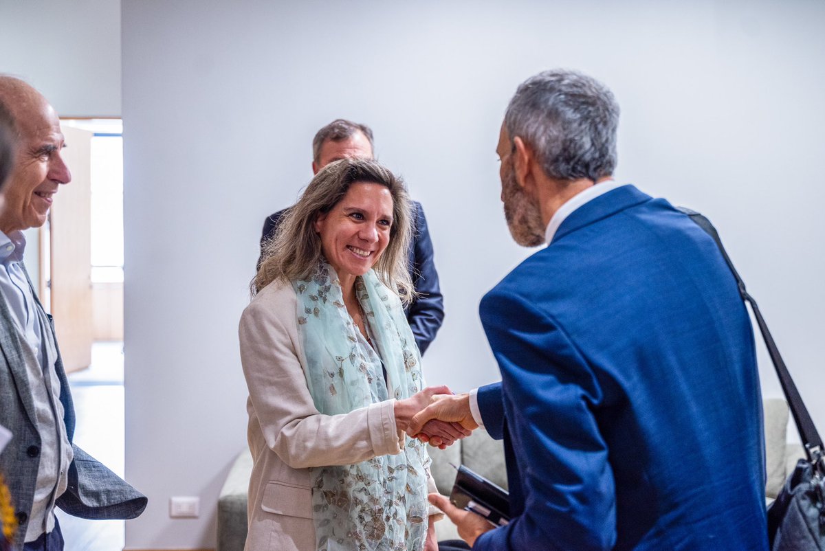 ¡Chile en camino a ser estado miembro asociado del <a href="/CERN/">CERN</a>! ⚛️ 

Este martes llegó a Chile el asesor senior de Relaciones Internacionales del #CERN, Salvatore Mele, quien fue recibido por los ministros de #Ciencia, @Aisen_Ministra, y de <a href="/MEconomia/">Ministerio de Economía, Fomento y Turismo</a>, <a href="/Nico_Grau/">Nicolás Grau Veloso</a>, además de