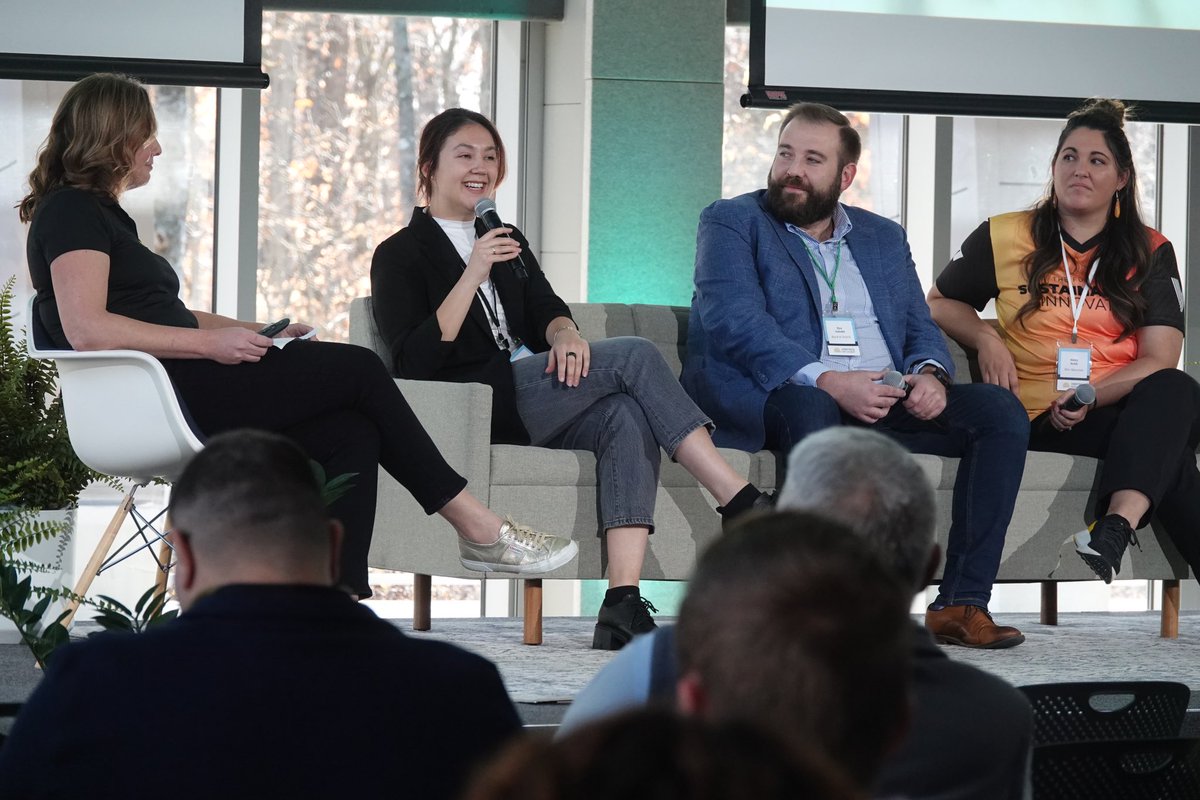 Indiana_EDC's tweet image. We&apos;re at @INHeritageGroup&apos;s #HardTech Showcare in Indy! Sec. Rosenberg spoke about #Indiana&apos;s thriving economy and our role in supporting the hardtech ecosystem here. Hearing great discussions and we&apos;ve seen some great pitches by founders from around the world.