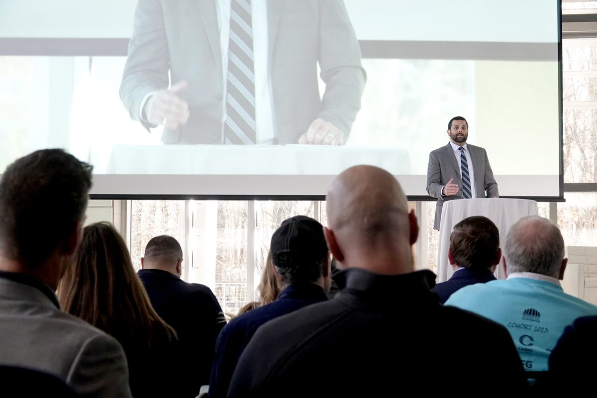 Indiana_EDC's tweet image. We&apos;re at @INHeritageGroup&apos;s #HardTech Showcare in Indy! Sec. Rosenberg spoke about #Indiana&apos;s thriving economy and our role in supporting the hardtech ecosystem here. Hearing great discussions and we&apos;ve seen some great pitches by founders from around the world.