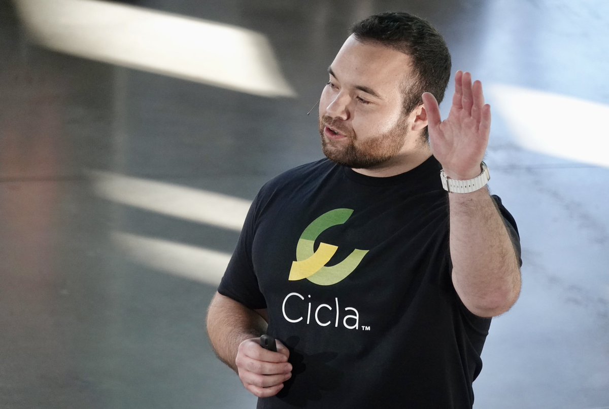 Indiana_EDC's tweet image. We&apos;re at @INHeritageGroup&apos;s #HardTech Showcare in Indy! Sec. Rosenberg spoke about #Indiana&apos;s thriving economy and our role in supporting the hardtech ecosystem here. Hearing great discussions and we&apos;ve seen some great pitches by founders from around the world.