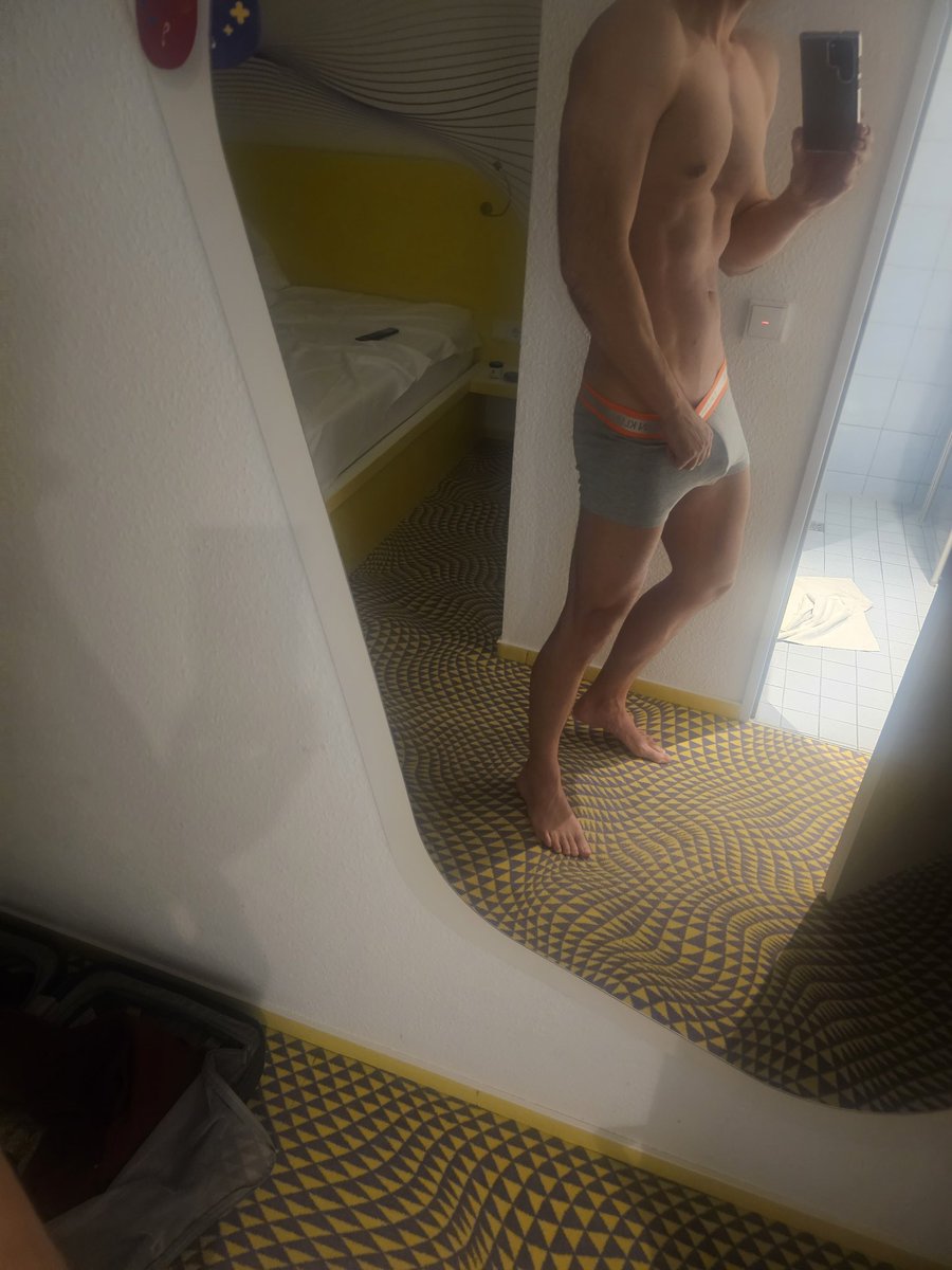 dereine95's tweet photo. Was geht 😜 ? Im Hotelzimmer kann man irgendwie die besten Bilder machen 😅 https://t.co/eRs8TmoHnx